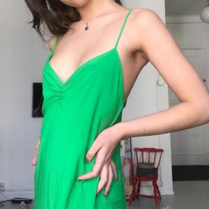 Jättefin klänning från zara som tyvärr inte kommer till användning! Den är mer knallgrön i verkligheten!💖 använd den bara en gång!