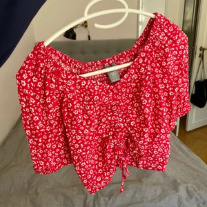 Blommig topp - Supersöt blommig topp från Lindex. Enbart använd en gång så det är nyskick! Köparen står för frakten😊 buda eller köp direkt för 120kr!