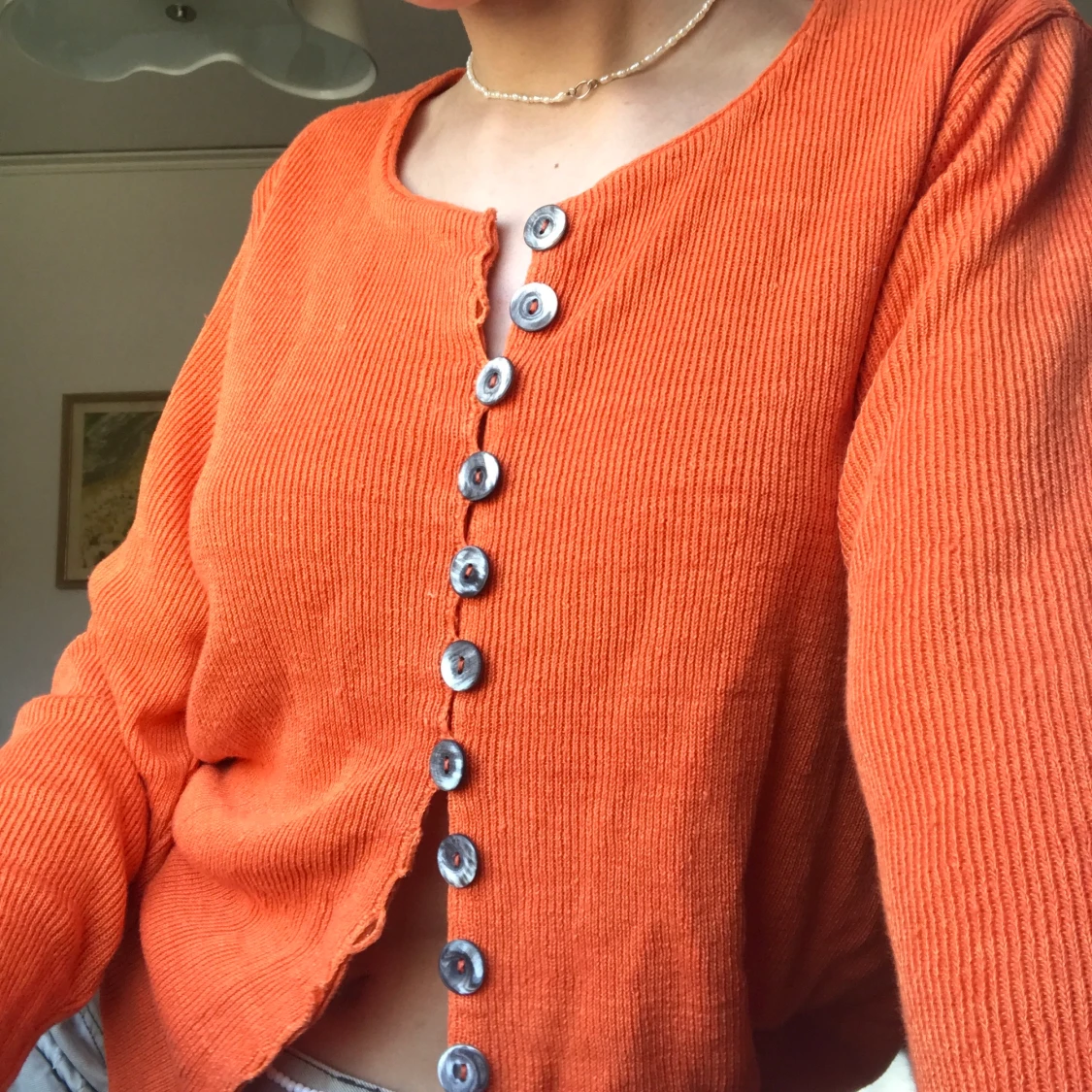 Orange cardigan med fin knäppning