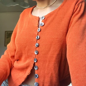 Orange cardigan med fin knäppning - 🧡