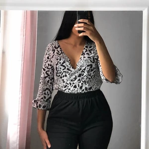 Blus body UK10/EU38 - Blus body (som man knäpper) från boohoo med supersnyggt mönster! En aning urringad men går att sy ihop om man så önskar. Aldrig använd :)