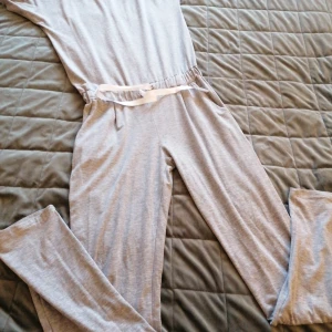 S/m - Jumpsuit ser ut som ny.  Inga fläckar och inga nötningar.  Passar storlek S och m