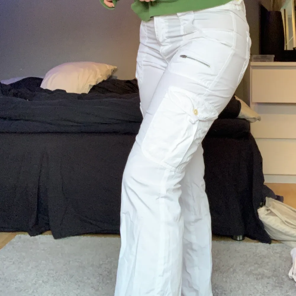 Säljer dessa skit snygga vita cargo byxor då jag har ett par liknande. . Jeans & Byxor.