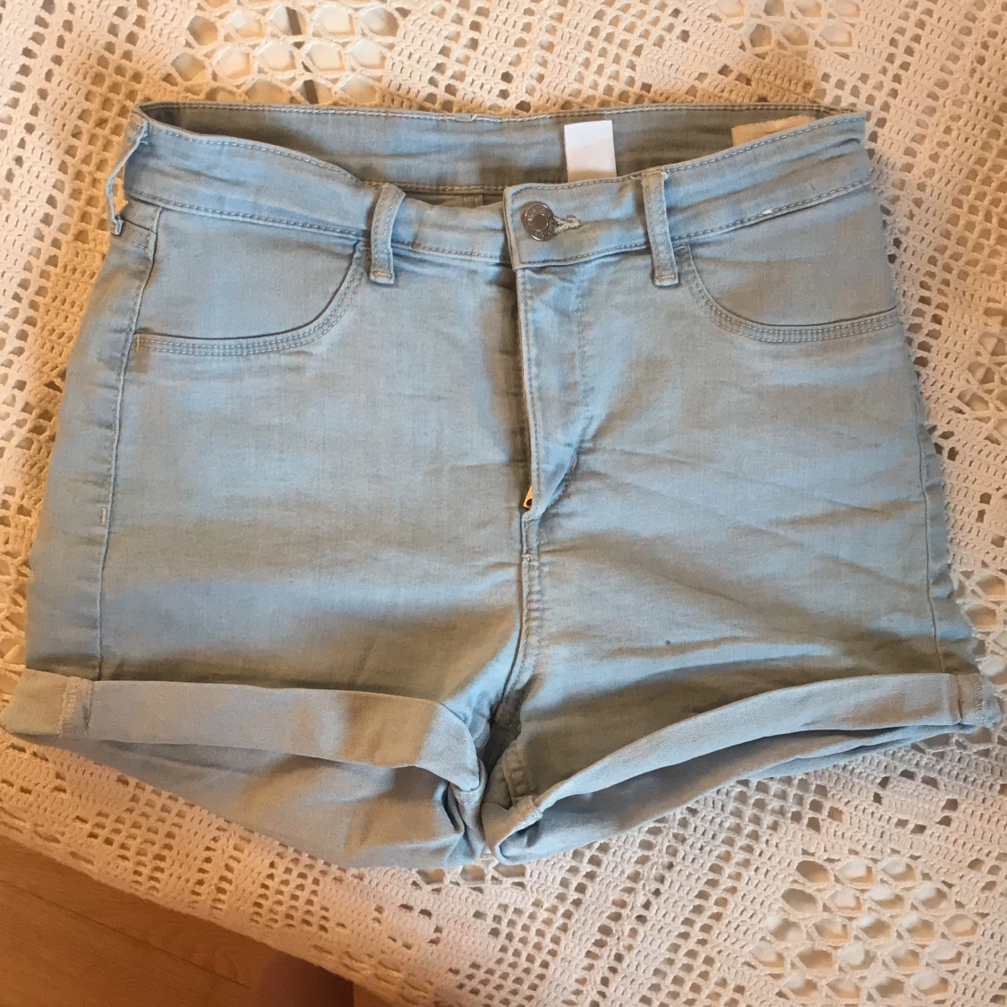 Säljer både kjolen och shortsen för 90 kr, kjolen är i fint skick använt några gånger och är i storlek M. Shortsen kommer från HM och är i storlek 170/15 år - 90