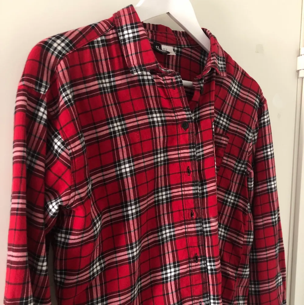 Rödrutig skjorta i väldigt skönt och mjukt material. I storlek 38 från h&m❣️. Skjortor.