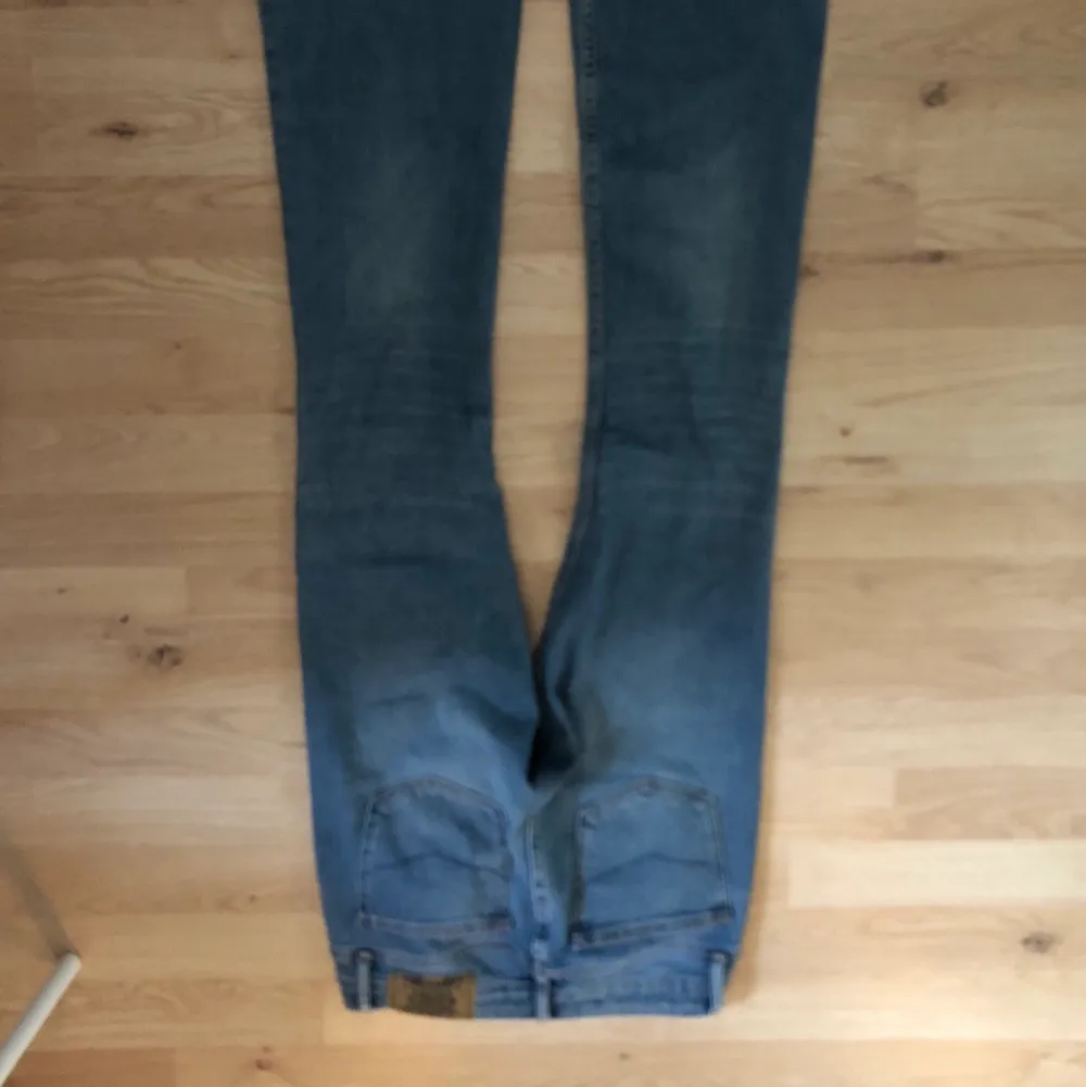 Fina lågmidjade jeans från märket Crocker i strl 26/31. Säljs för de är för korta för mig. Ingen aning om vad som hände med sista bilden lol den är både upp och ner och med skit dålig kvalite...aja . Jeans & Byxor.