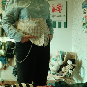 Egen sydd sköta  - Jag hade ett projekt när jag sydde om skjortor och detta är en av dem. Den har ingen krage som man ser på tredje bilden. Jag är medium 