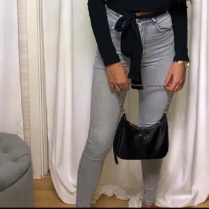 Zara grå jeans - Zara jeans i perfekt passform, sitter verkligen som en smäck. Andra bilden är inte exakt de utan det var den närmsta jag kunde hitta som likna de då byxorna är helt slutsålda. Har två par då jag var osäker på storlek så säljer de som är helt oanvända!  nypris: 359kr säljs för: 200kr a