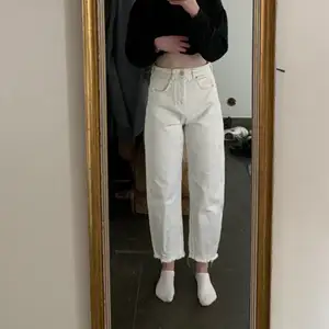 Ett par vita , raka jeans som är lite fransiga ner till. Jag är ca 1.68 lång , jag brukar har 36 i jeans men dess 34 passar mig. Dem är använda 1 gång