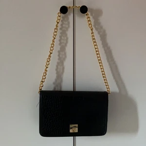 Axelväska - Jag säljer en axelväska som knappt är använd och väskan är i fint skick. Buda gärna i kommentarerna!