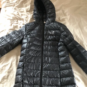 Armani EA7 jacka dam - Säljer min EA7 jacka då den är för liten för mig. Den är aldrig använd och helt ny men råkade klippa av prislappen så kunde inte skicka tillbaka den. Den är i storlek L men otroligt liten i storleken så skulle kunna passa någon som är en storlek S/M