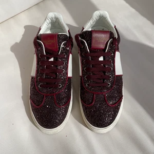 Valentino Flycrew - Hej säljer nu ett par till valentino flycrew men i storlek 38,5! Super snygga och i jätte bra skick! Inga nitar har ramlat av och allt glitter sitter på:). Jag har själv storlek 39 och dessa är lite små på mig så skulle tro att den passar en 38 möjligtvis en större 38! Innermåttet på skon är 25cm! Om ni vill ha fler bilder är det bara att höra av er. Kommer i dustbag, möjligtvis i boxen men måste se om jag hittar den annars skickas dem i en annan box. Frakten är 99kr (spårbart) och det står köparen för. 