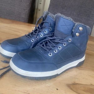 Skor - Vinterskor som nästan är helt nya. Använda Max 5 gånger och säljer på grund av att jag inte använder dom. 100+frakt❤️