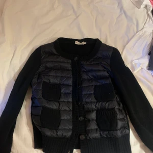 Moncler cardigan - Säljer nu denna snygga, självklart äkta se bild 3.  köp direkt för 2500 annars finns budgivningen på tradera,