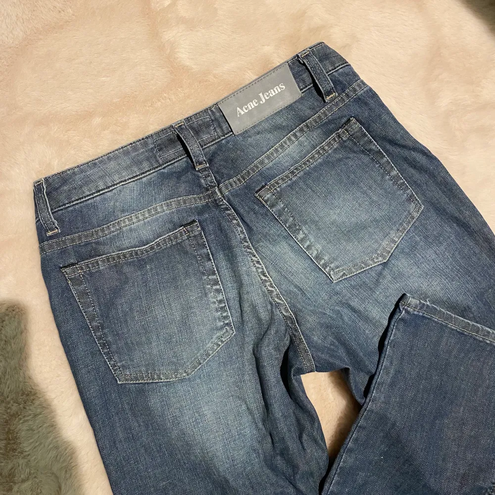 Low waisted ACNE jeans. Stolek 28/34 (Xs) Jag är 168, lägger sig snyggt över skon.. Jeans & Byxor.