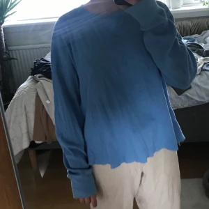 Ljusblå långärmad tröja  - Skön och luftig långärmad tröja. Perfekt till sena sommarkvällar eller som en undertröja. 