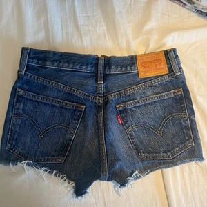 Shorts - Blåa 501or shorts från Levis. Ser precis ut som nya då jag kanske använt dessa en gång! Hittar ej storlek men skulle tippa på en W24/25 då dem sitter bra på mig som har den storleken