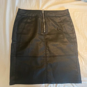 Skinnkjol - Skinnkjol från Calvin Klein. Väldigt sparsamt använd. Den är supermjuk och den formar verkligen kurvor så snyggt! Det står W27 så den passar säkert för det men jag har W25 och den sitter minst lika bra på mig som den skulle göra på en större storlek.