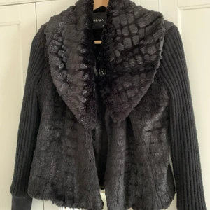 Svart jacka  - Säljer denna jacka i storlek 38. 