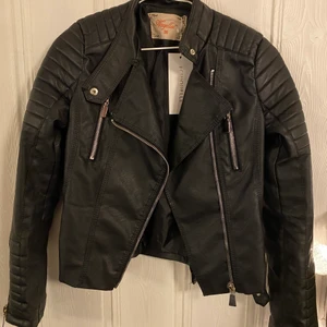 En jacka från Chiquelle - Detta är en jacka från Chiquelle som är helt oanvänd med lappen kvar! 