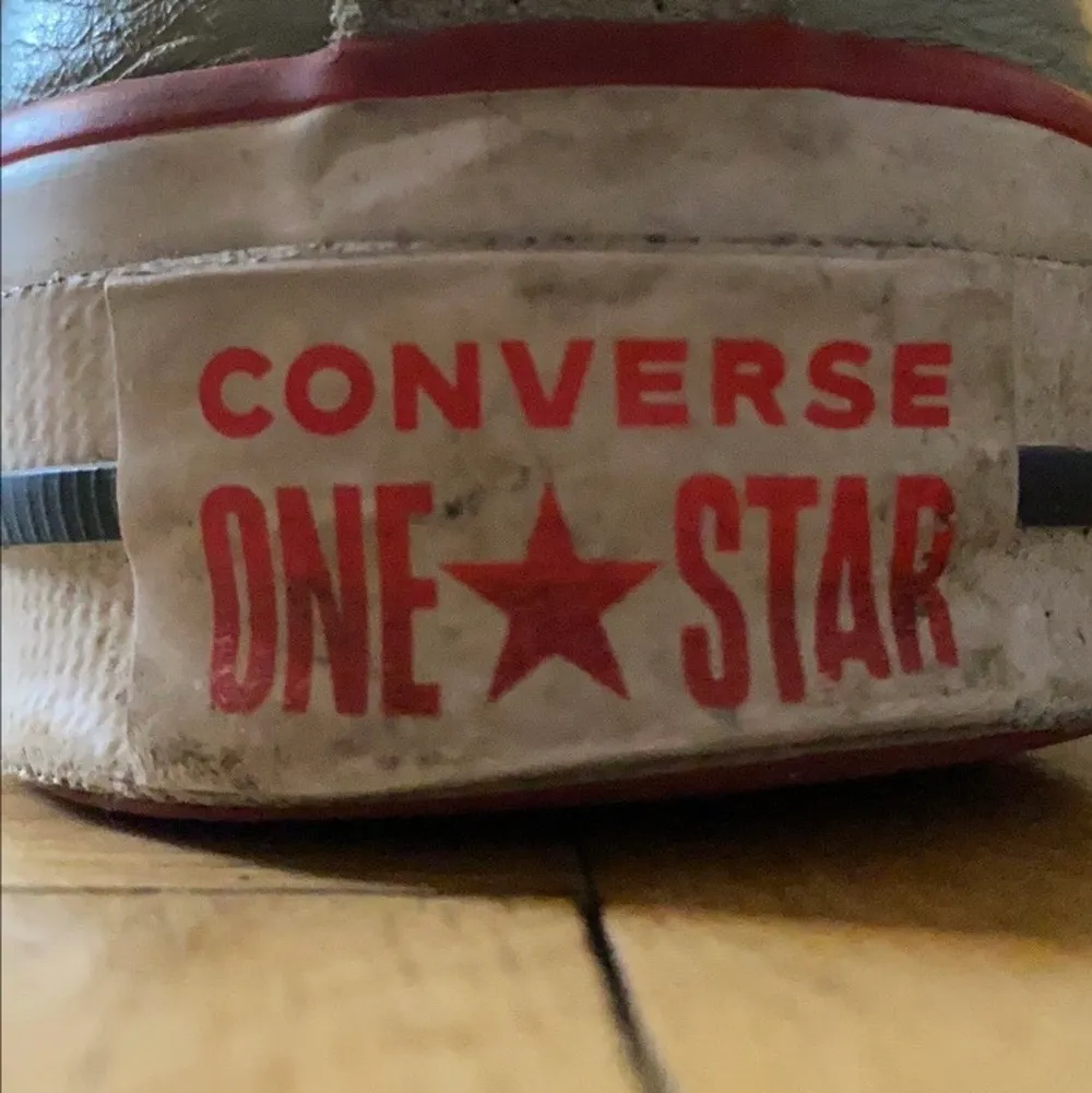 Converse one stars i storlek 41! Ganska slitna om man gillar den looken💞💞 100kr + köparen står för frakt!!. Skor.