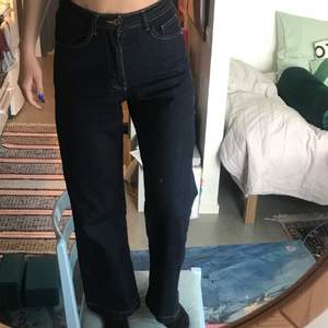 Mörkblå jeans från Carin Wester. Superfina men har blivit någon cm för korta för mig (är ca 168 cm)💙