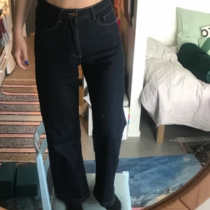 Mörkblå jeans - Mörkblå jeans från Carin Wester. Superfina men har blivit någon cm för korta för mig (är ca 168 cm)💙