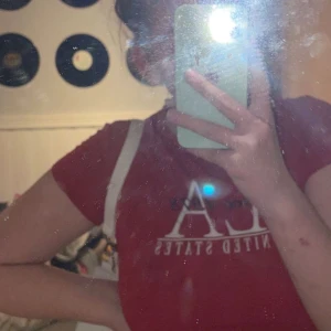 Fin tröja - Knappt använd dock haft den i 1/2år? Tror den e från hm☺️ storlek s, väldigt känt material, köparen står för frakten och väljer även frakt💗