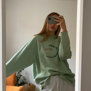 Mintgrön sweatshirt med print - Supermysig och snygg mintgrön sweatshirt köpt i usa, jättebra skick 💚 300kr inklusive frakt 💚