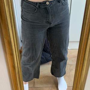 Superfina fråga jeans från Monki i modellen Mozik. Säljer då de inte kommer till användning längre:)