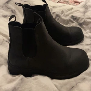 Fina skor  - Fina skor i storlek 37, knappt använda. Hör av er om ni vill ha fler bilder💗 vet inte riktigt vart jag köpt men skulle tro skopunkten☺️ köparen väljer och betalar frakten💗