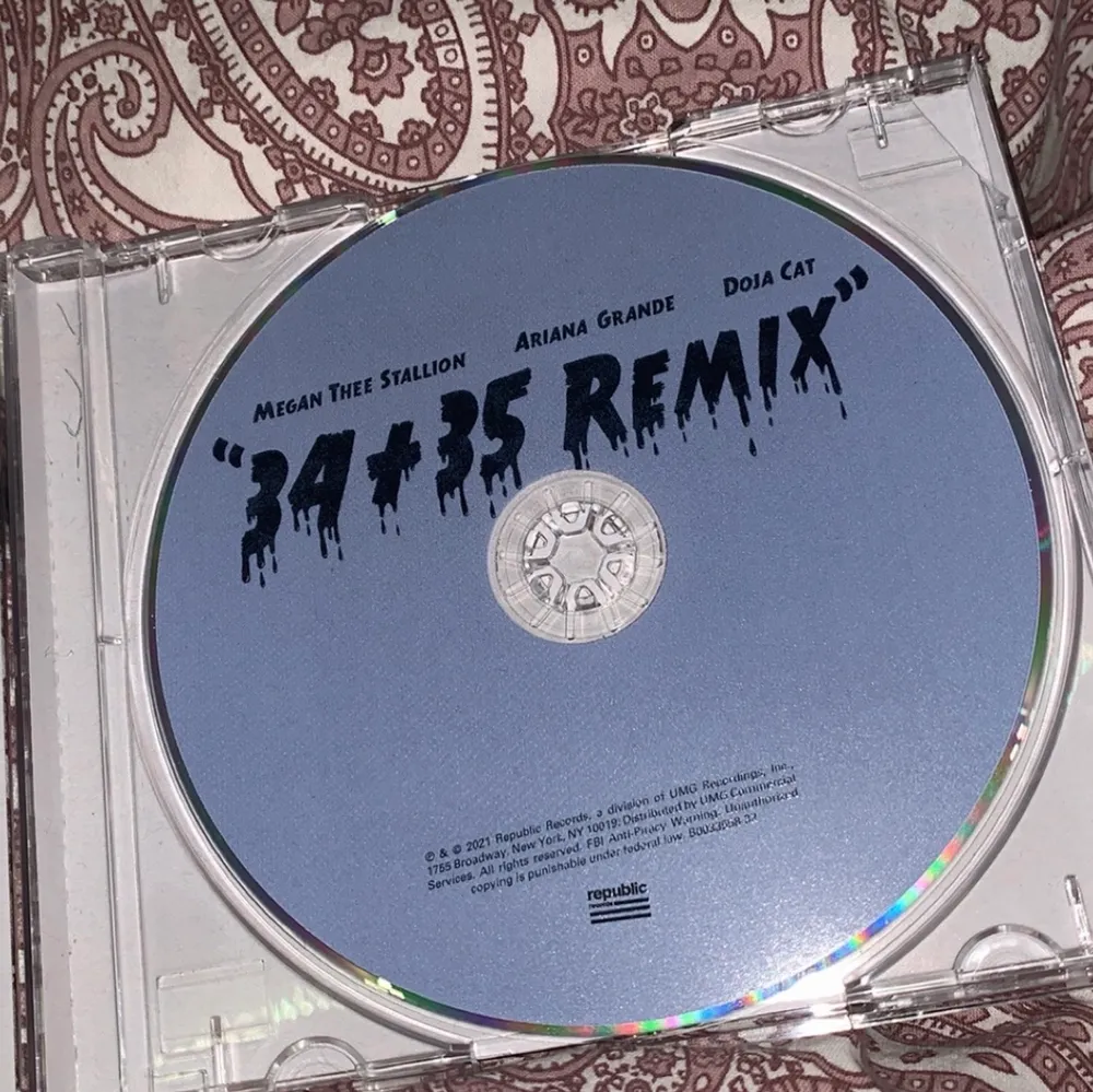 Helt ny 34+35 remix cd ifrån Ariana’s hemsida! Liten skada på insidan av cd uppe i högra hörnet  (Bild 2) allt annat är okej! . Övrigt.
