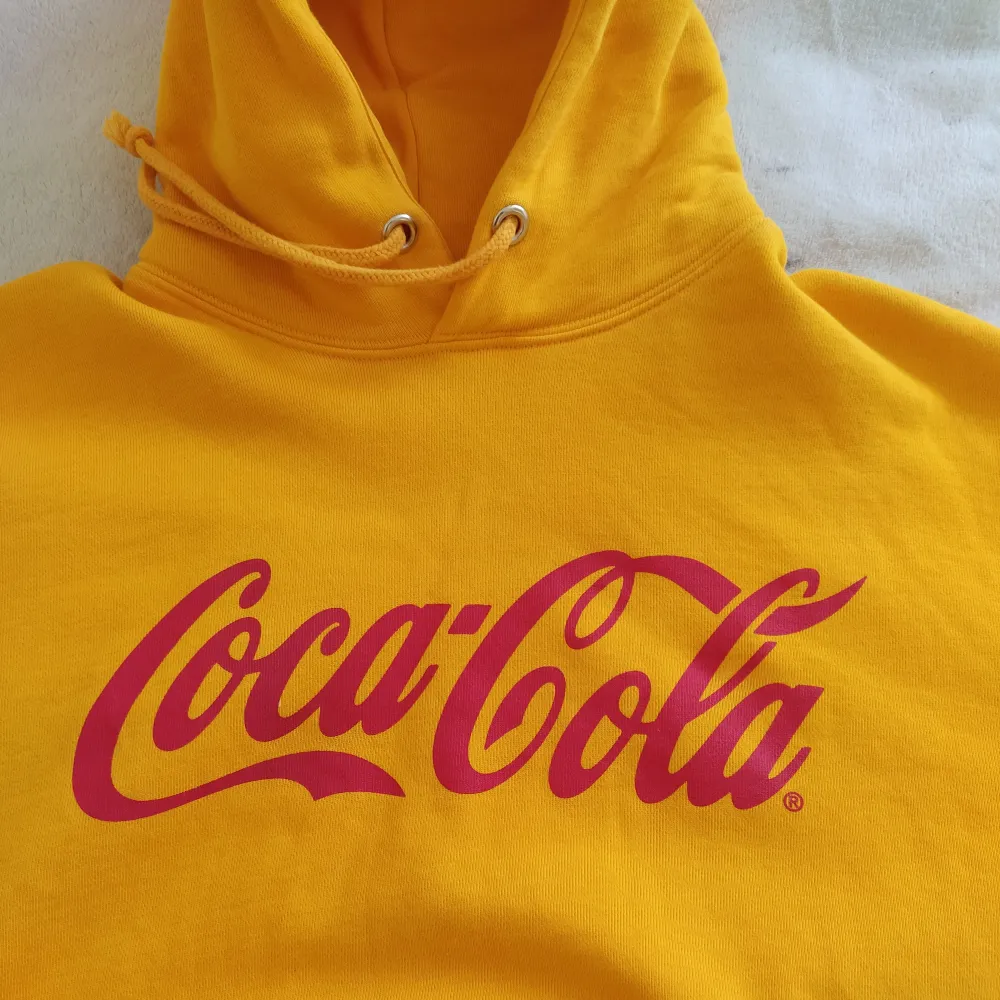 Coca cola hoodie i en fin senapsgul färg! Köpt från Carlings men är från märket Valient. Storlek M så den sitter oversized på mig som är en S. Sitter skitsnyggt! . Hoodies.