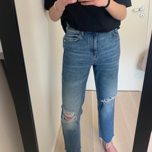 Slitna jeans från Mango - Slitna jeans från mango! Bra skick!