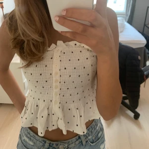 Prickig sommar topp! - Jätte skön topp i bra skick o perfekt till sommaren !