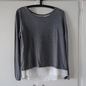 H&M tröja - H&M finstickad tunn tröja i grått med öppen rygg. Använd fåtal gånger, så fint skick! Strl S. Köparen står för frakt och kan skickas med billigare frakt, men då ej spårbart.