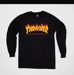 Thrasher long sleve - En snygg långärmad Thrasher tröja! Väldigt bra skick och är köpt på Junkyard för 1 år sedan. Den är i en oversize strl M☺️