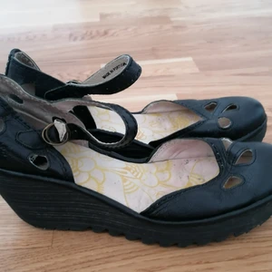 Sandaler  - Har använt bara några gånger sandaler, märke fly london, pris 250kr,strl.39