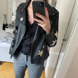 Skinnjacka - Supercool skinnjacka från Guess. Köpt här på Plick för 600 kr, inköpspris ca 1000kr.