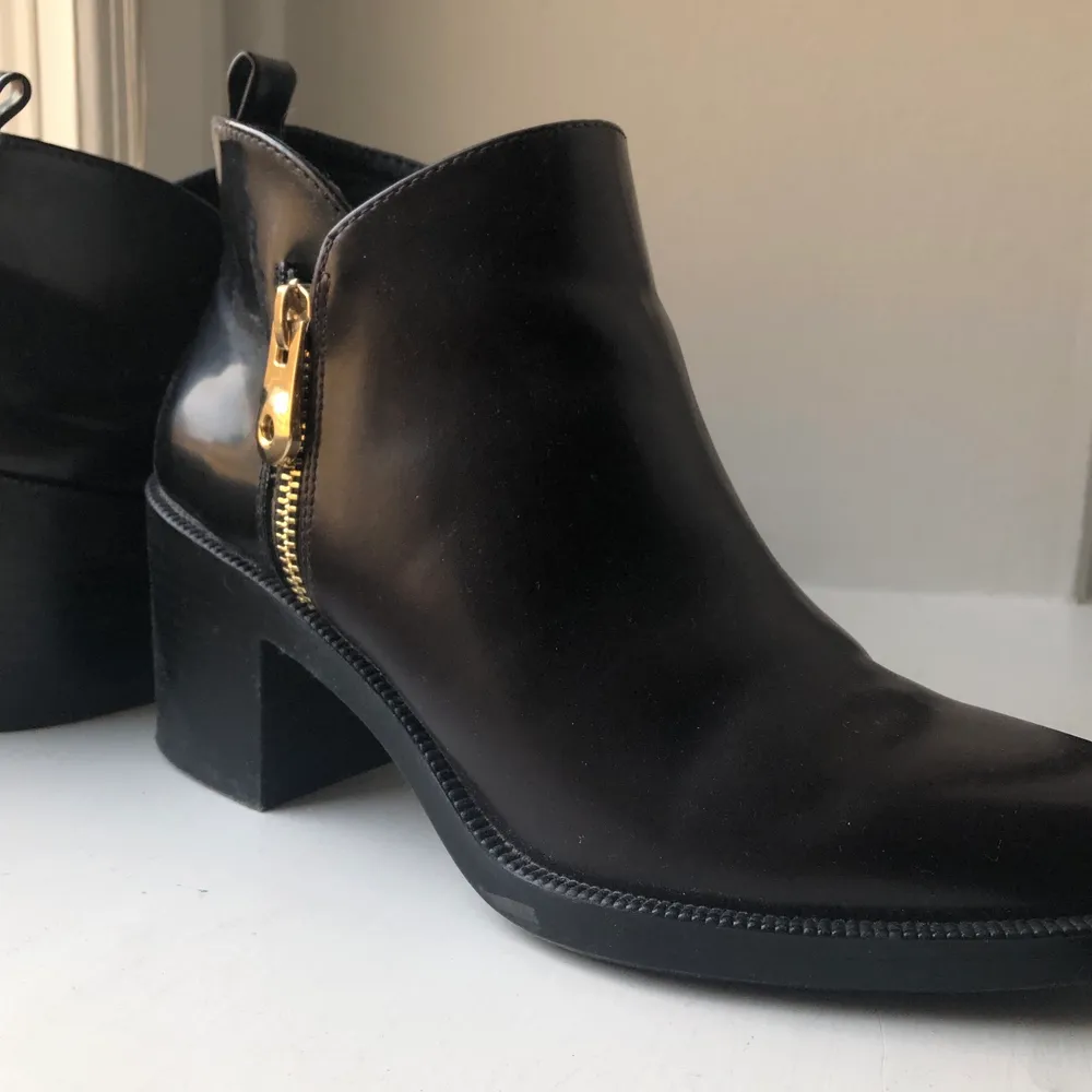 Oanvända Zara ankel boots! Svart/bruna med dragkedja. Klackhöjd på ca 4cm. 💘. Skor.