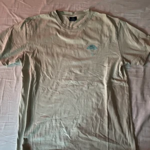 Hélas t-shirt - En Hélas t-Shirt som är använd väldigt få gånger, fint skick. Orginalpriset är 400kr. Kommer strykas innan paketering.