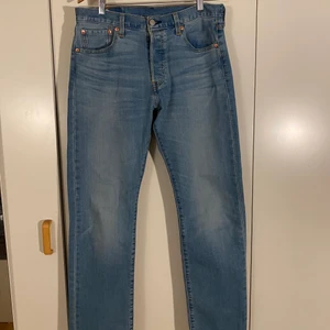 Levis 501 - Levis 501 i nyskick, Endast använda fåtal gånger W30 L32 Inköpte i Levisbutik för ca 1000kr Säljer pga för små, Hör av er vid frågor!