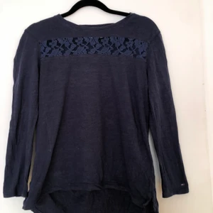 Tommy Hilfiger strl Xs - Tröja från Tommy Hilfiger i strl Xs. Köpt för ungefär 2 år sedan, men inte använt mycket då den inte längre passar mig. Sitter otroligt fint.  Kan mötas upp i Göteborg, annars står köparen för frakten.