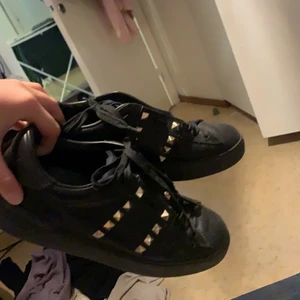 Valentino skor - Valentino Skor i använt men väldigt fint skick, inga nitar saknas och kommer såklart tvättas innan de postas. Storlek 37 men passar 36/38. Pris går att diskutera vid snabb affär☺️
