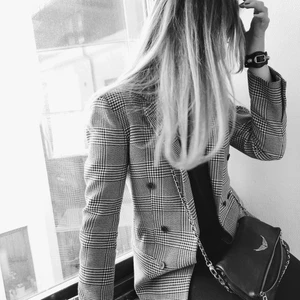 Rutig kavaj från Zara - Riktigt snygg kavaj från Zara i storlek M. Skulle säga att den passar allt från en XS-M beroende på hur oversized/tajt man vill att den ska sitta!💞 Är i jättefint skick, bra kvalite med shoulder pads som man kan ta bort. Köptes ny för drygt 1200kr. Kan både mötas upp i Göteborgs området men även posta, köparen står för eventuell fraktkostnad💖💖