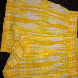 Bikbok shorts  - Ett par fina gula nya införskaffade short. Köpte dom i somras men inte använt en ända gång pågrund av att jag köpte fel storlek. 