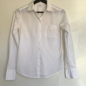 Filippa K skjorta - Superfin skjorta från Filippa K. Den har ett par år på nacken men jag har använt den max 3 gånger (sitter för tight på mig som normalt vill ha lite mer loose fit). Något gulnad vid kragen i nacken på insidan (bild 2). Jag bjuder på frakten. 😊