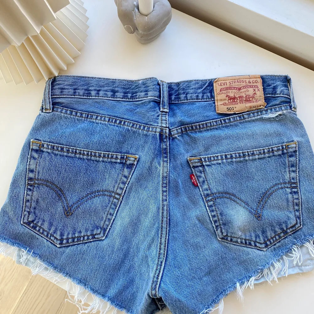 Jättefina avklippta Levis 501 shorts! Inköpta vintage & är i storlek W31 vilket motsvarar W28/29 i ”dagens storlek”. Köparen betalar frakten!🌸🌸💞💞. Shorts.