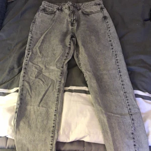 Mom jeans - Hej, jag säljer ett par mom jeans från Gina tricote som är i storlek 38. 