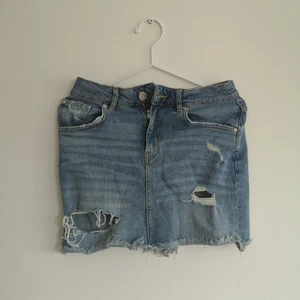 Jeanskjol strl 36 - En tight jeanskjol med slitningar 💙